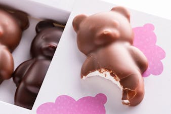 Chocolat cadeau Saint Valentin Box Kinder assortiment Anniversaire Coffret  gourmandises avec ou sans photo Fête des mères (Box Grand avec guimauves S)  : : Epicerie