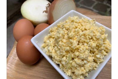 Salade d'œufs et oignons hachés product image