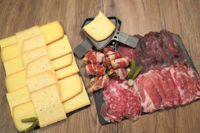 Assortiment de fromages à raclette et charcuterie product image