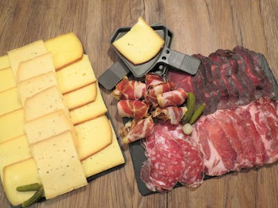 Assortiment de fromages à raclette et charcuterie product image