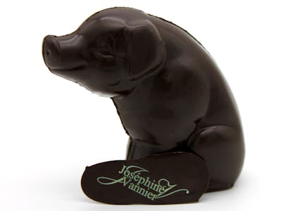 Cochon assis en chocolat noir garni product image