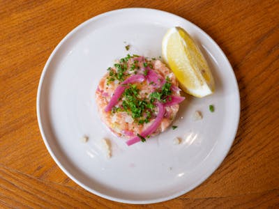 Tartare de saumon aux agrumes et billes de citron product image