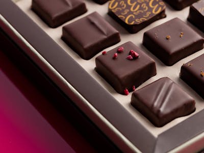 Coffret chocolat 2 niveaux : Les Signatures & Les Fruités product image