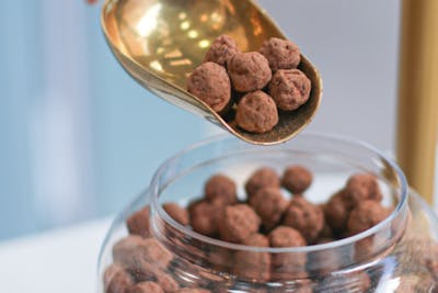 Noisettes enrobées de chocolat et sa pointe de sel product image