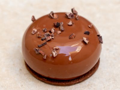 Entremet chocolat, vanille & praliné product image