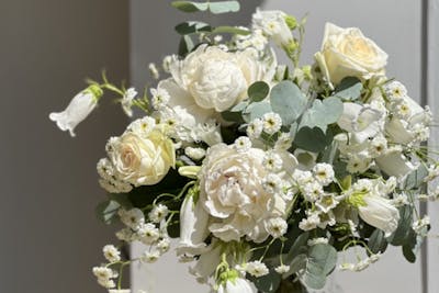 Bouquet blanc du fleuriste (moyen) product image