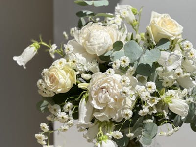 Bouquet blanc du fleuriste (moyen) product image