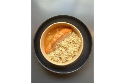 Pavé de saumon, lentilles Béluga, duo de céleri, condiment carotte à la pistache product image