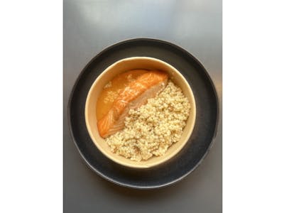 Pavé de saumon, lentilles Béluga, duo de céleri, condiment carotte à la pistache product image
