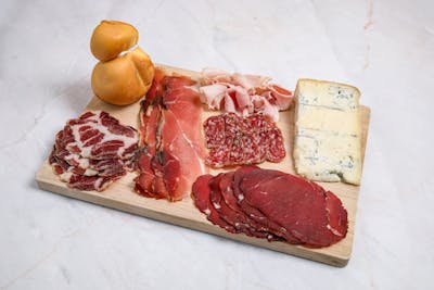 Assortiment de fromages et charcuteries product image