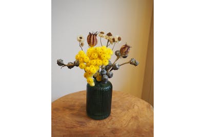 Fleurs séchées et leur vase en verre product image