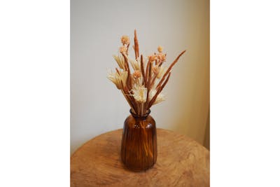 Fleurs séchées dans leur vase en verre product image